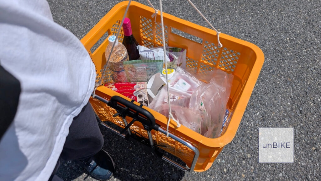 オレンジ色のかごに詰められた食料品