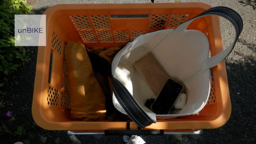 折りたたみ自転車ブロンプトンの前カゴの中身。トートバッグや財布、輪行袋が入っている。